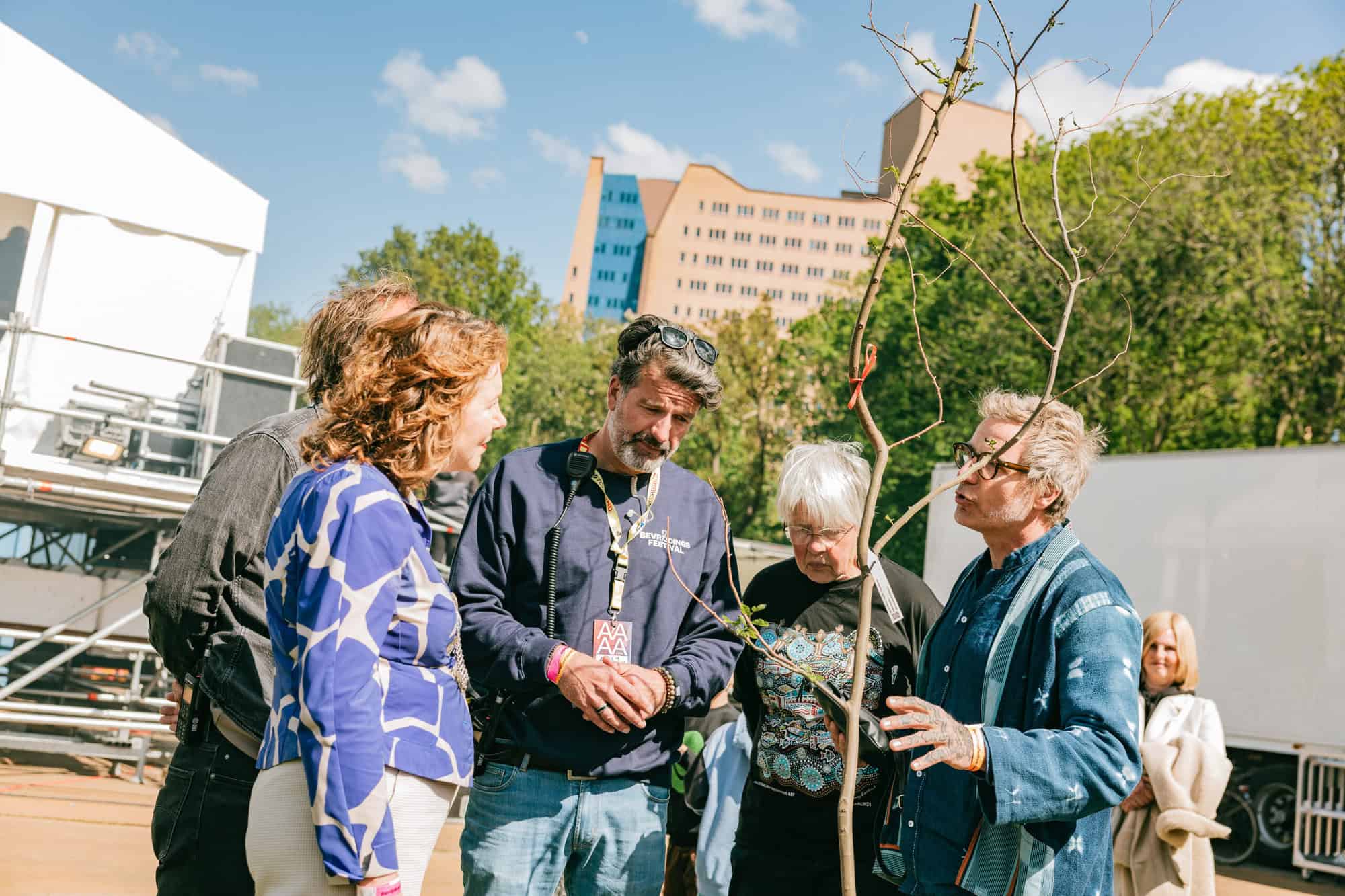 BFG overhandigt vrijheidsboom aan Gemeente Groningen